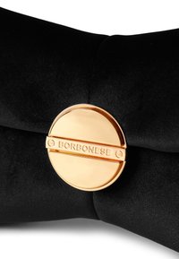 Clutch bag in velluto nero con un grande fermaglio circolare dorato con incisione "BORBONESE", che mette in evidenza una superficie liscia e un design elegante.