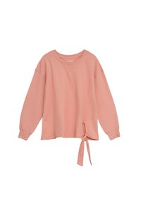Różowa bluza z długim rękawem wykonana z miękkiego materiału, z okrągłym dekoltem, opadającymi ramionami oraz bocznym wiązaniem do regulacji.
