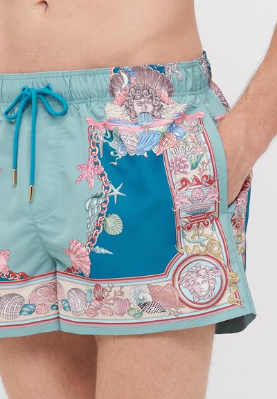 Σαλοπέτες κολύμβησης από ανοιχτό μπλε ύφασμα, με ζωντανά πολύχρωμα σχέδια από κοχύλια και κοράλλια, ελαστική μέση και κλείσιμο με κορδόνι.