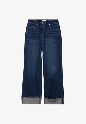 Jean large en denim bleu foncé avec des revers roulés, des poches avant, des passants de ceinture et une fermeture à bouton métallique.