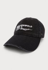 Fekete pamut sapka ívelt silddel, fehér hímzett "KARL LAGERFELD JEANS x" márkázással és aláírás részlettel az elején.