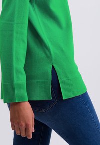 CASH-MERE MIT SEITENSCHLITZEN - Stickad tröja - grün