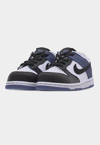 Χαμηλά αθλητικά παπούτσια Nike με πάνελ σε μαύρο, λευκό και μπλε, μαύρα κορδόνια και το λογότυπο Nike στα πλευρά και στη γλώσσα.