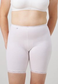 Pantaloni corti bianchi in cotone con una superficie liscia, caratterizzati da un bordo in pizzo all'orlo e una vita elastica per il massimo comfort.
