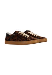 Sneakers con stampa leopardata marrone, texture pelosa, dettagli neri, lacci color panna e suola in gomma beige. Design multistrato.