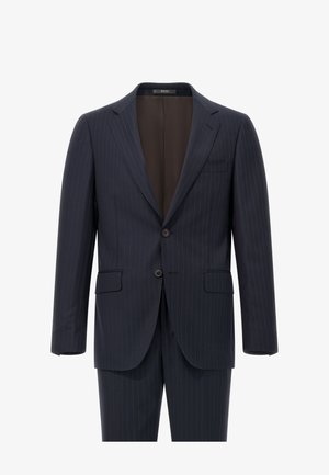 Costume marine rayé avec fermeture à deux boutons, revers crantés et poches avant. Tissu lisse avec une coupe structurée et doublure marron.