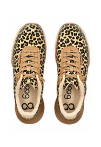Scarpe da ginnastica con stampa leopardata, suola in gomma beige, con lacci beige e una fodera color tan. Il design è slanciato e moderno.