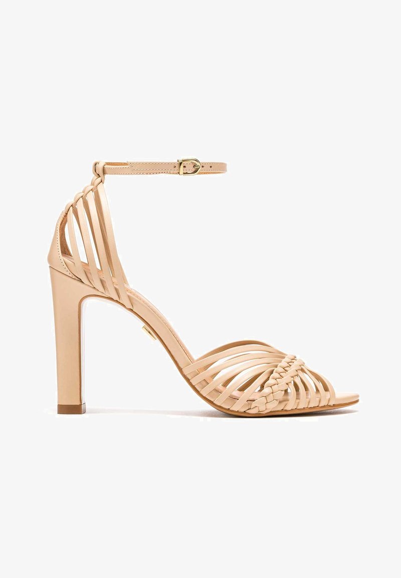 Nude High-Heelsandalen mit geflochtenen Oberriemen, Knöchelriemen mit Schnalle und glänzendem Blockabsatz. Glattes Lederfinish.
