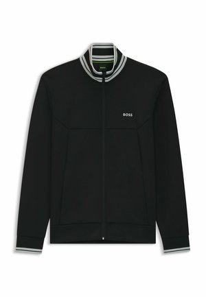 Sort zip-jakke med en ensartet stofstruktur, stribede krave og manchetter, prydet med et lille hvidt "BOSS" logo på brystet.