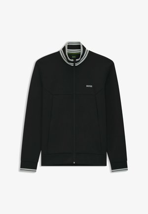 Zwarte ritsjack met een stevige stofstructuur, gestreepte kraag en manchetten, met een klein wit "BOSS" logo op de borst.
