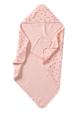 Weiches rosa Baby-Kapuzenhandtuch mit kleinen roten Herzmustern und passendem Waschhandschuh auf weißem Hintergrund.