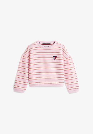 Ροζ ανοιχτόχρωμο μπλουζάκι με μακριά μανίκια, λεπτές κόκκινες οριζόντιες ρίγες και ένα μικρό λογότυπο σε σχήμα καρδιάς στο αριστερό μέρος του στήθους.