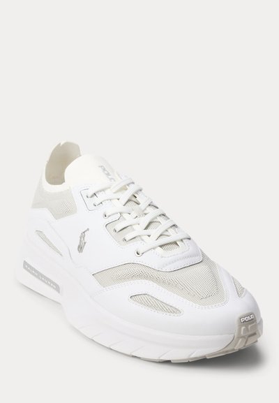 Λευκό και ανοιχτό γκρι αθλητικό παπούτσι Polo Ralph Lauren με διχτυωτά πάνελ, κορδόνια και λογότυπο στη μεριά και στη σόλα, σε γωνία μπροστά δεξιά.