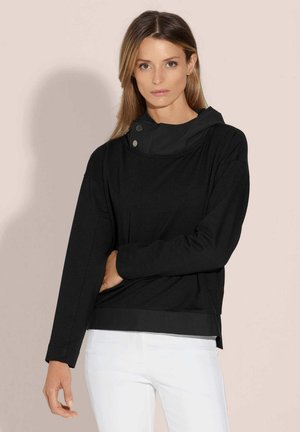 Schwarzer Pullover mit hohem Kragen und Druckknopf-Akzenten. Hergestellt aus weichem Stoff, hat er einen lässigen Schnitt und lange Ärmel.