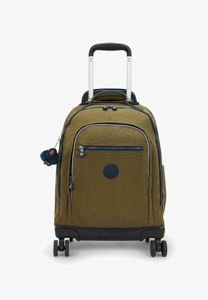 Sac à dos vert à roulettes avec poignée télescopique, poche avant zippée et petit porte-clés singe en peluche attaché sur le côté.
