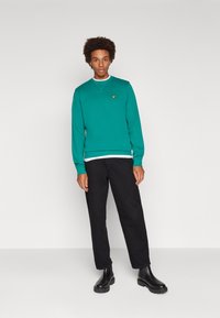 Lyle & Scott CREW NECK - Sportinis megztinis - court green