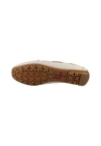 Witte sneaker met een gestructureerde rubberen zool, met een golvend ontwerp en kleine grippatronen. Rode merklogo aan de zijkant.
