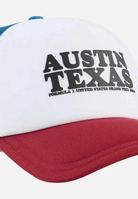 Czerwona i biała czapka z niebieskim akcentem, z graficznym nadrukiem, na którym widnieje napis "AUSTIN TEXAS" oraz "FORMULA 1 UNITED STATES GRAND PRIX 2023."