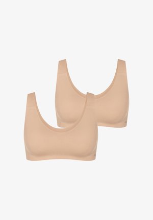 Dva bezešvé bezdrátové podprsenky v barvě těla s širokými ramínky a výstřihem do oblouku, zobrazené na bílém pozadí.