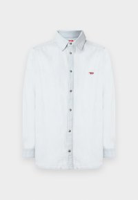 Lys blå denimskjorte med knappestolpe foran, lange ermer og en liten rød logo på venstre bryst. Sølvknapper fullfører designet.
