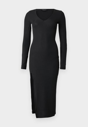 Robe longue à manches longues noire côtelée avec encolure en V, coupe près du corps et fente latérale, présentant une texture lisse et un design épuré.