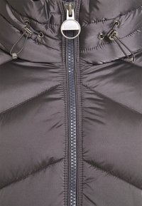 Szara kurtka puchowa z wysokim kołnierzem, zamkiem błyskawicznym i troczkami. Gładka, pikowana tekstura z wzorem w kształcie diamentu.