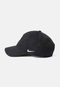 Melna beisbola cepure, izgatavota no kokvilnas, ar izliekto ribi. Priekšpusē ir balts Nike logotips. Klasisks piecu paneļu dizains ar šuvēm.