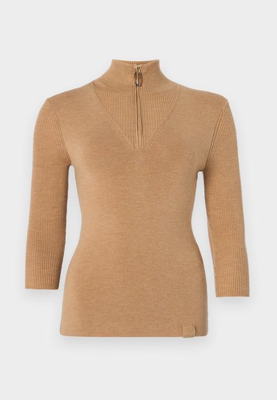 Pull marron côtelé avec un col montant et fermeture éclair, présentant un design en V et des manches trois-quarts. Texture douce et coupe ajustée.