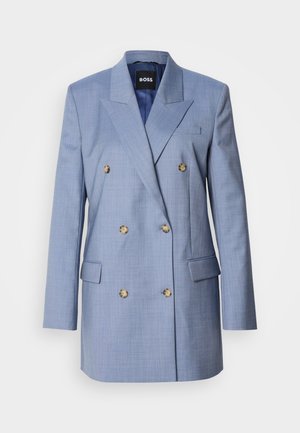 Sacou dublu din material bleu deschis. Prezintă butoane mari, rever ascuțit și buzunare laterale. Croi ajustat cu o textură netedă.