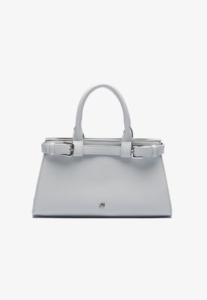 Bolso de mano gris claro con un diseño estructurado, doble asas cortas, acentos de hardware plateado y una textura de cuero suave.
