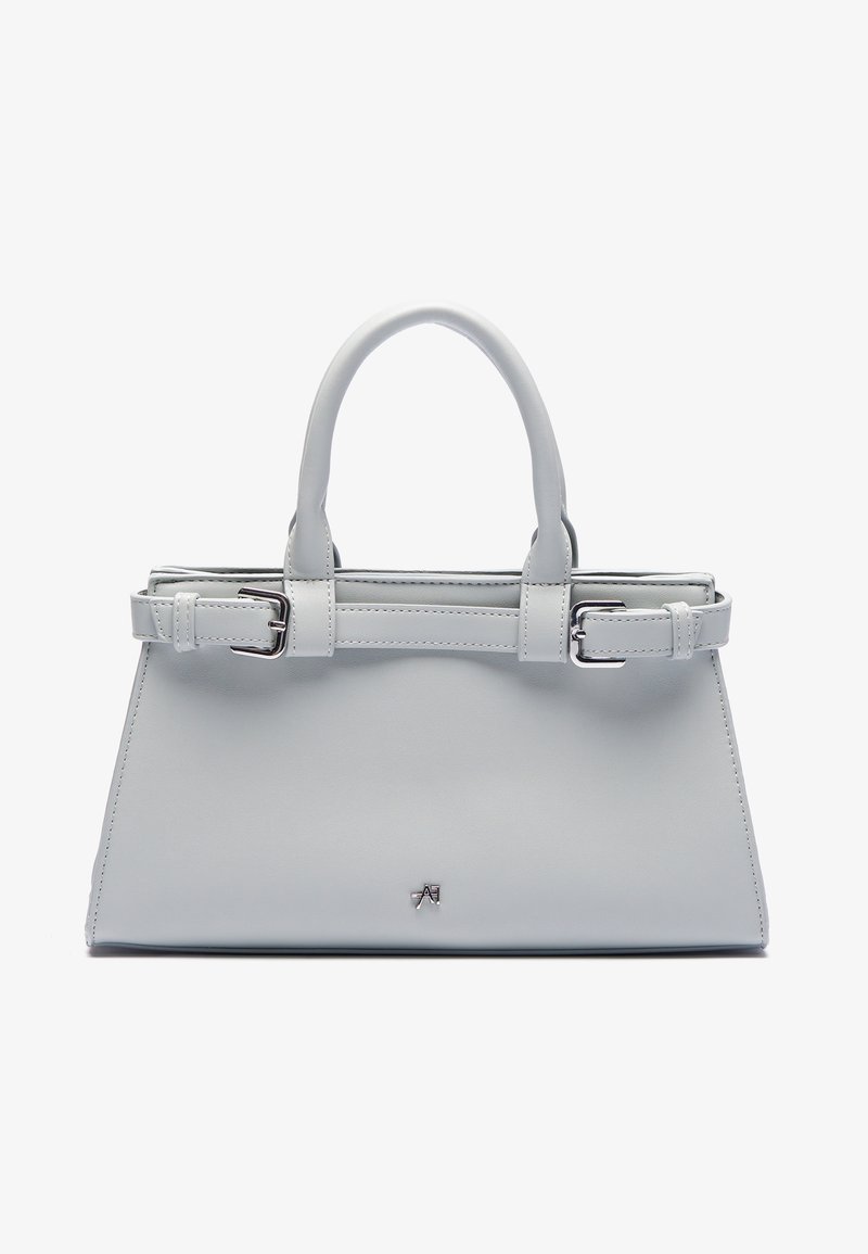 Sac à main gris clair au design structuré, avec deux anses courtes, des accents en métal argenté et une texture en cuir lisse.