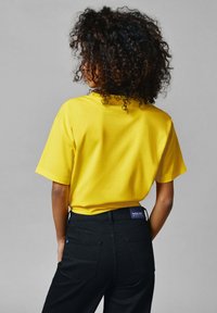 Red Bull Racing x Pepe Jeans RED BULL RACING LOGO DRIVER TEE - Majica kratkih rukava s printom - yellow