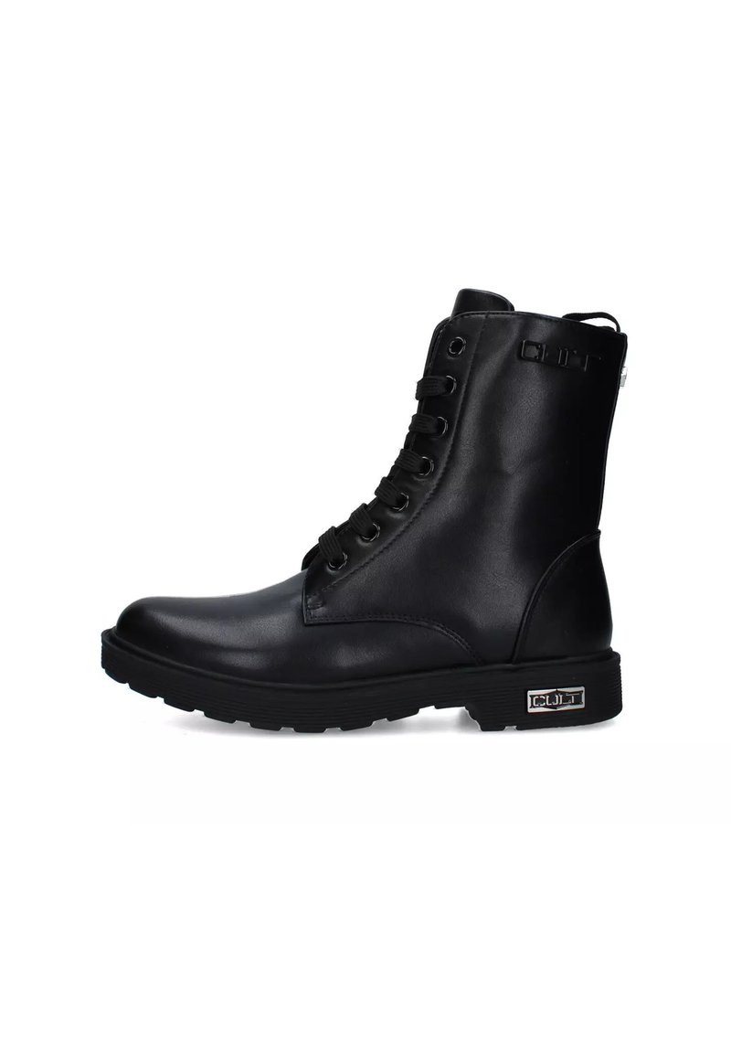 Stivali alla caviglia in pelle nera con punta tonda, chiusura con lacci e suola in gomma testurizzata. Presenta un accento con logo sul lato e un linguetta per il tallone.