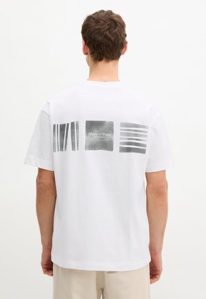 Biała bawełniana koszulka z szarym abstrakcyjnym wzorem o różnej szerokości pasków oraz prostokątną grafiką na plecach.