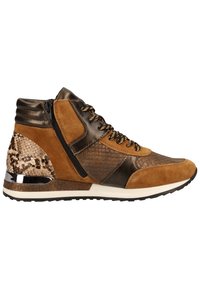 Basket montante marron avec panneaux en daim et imitation cuir de serpent, fermeture éclair latérale, lacets rayés, semelle blanche avec semelle extérieure noire et détail métallique au talon.