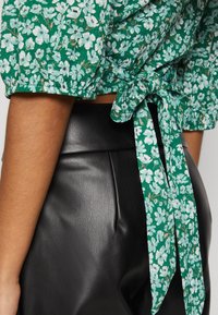 ONLY Petite ONLPELLA 3/4 WRAP - Top dugih rukava - abundant green