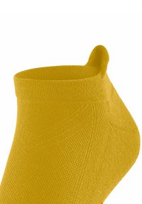 Żółta skarpetka kostkowa o ribbowanej teksturze i bezszwowym designie. Gładkie wykończenie z elastycznym mankietem dla bezpiecznego dopasowania. Brak widocznych wzorów lub akcentów.