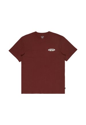 Bordowa bawełniana koszulka z krótkimi rękawami, okrągłym dekoltem i małą białą naszywką z logo na lewej piersi. Gładka, płaska tekstura tkaniny.