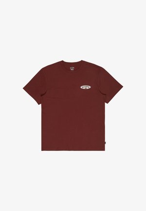 Bordowa bawełniana koszulka z krótkimi rękawami, okrągłym dekoltem i małą białą naszywką z logo na lewej piersi. Gładka, płaska tekstura tkaniny.