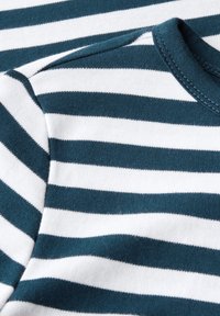 Katoenen t-shirt met horizontale strepen in donkergroen en wit. Ronde hals met een zachte textuur en nauwkeurige stikte details.