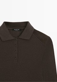 Polo marron foncé à manches longues avec quatre boutons et coudières en daim, étiqueté Massimo Dutti.