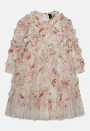 Abito floreale bianco con accenti rosa e verde, texture a strati con rouches, maniche lunghe, scollatura rotonda e dettaglio con zip sul retro.