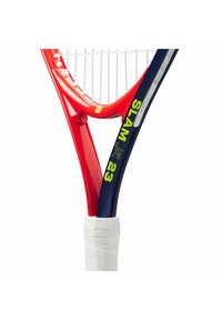 Junior-Tennisschläger mit rotem und blauem Rahmen, weißen Saiten und weißem Griffband. "SLAM JR 23" ist in neon-gelb auf dem Rahmen aufgedruckt.