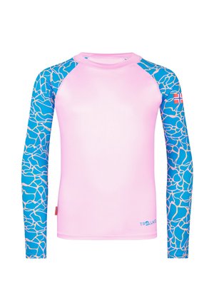 Langärmliges pinkfarbenes Schwimmshirt mit blau gemusterten Ärmeln und einer kleinen norwegischen Flagge am Oberarm.