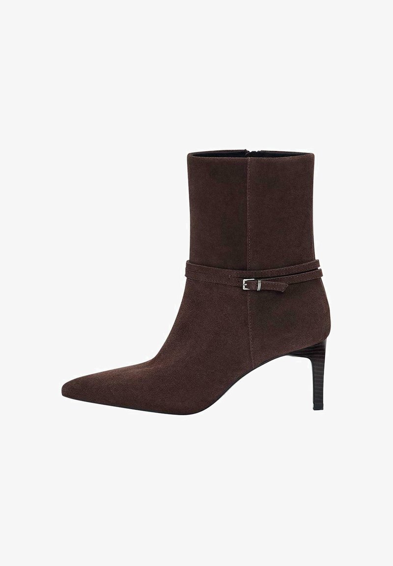 Hnědé semišové kotníkové boty s špičatou špičkou a štíhlým vysokým podpatkem. Obsahují omotanou pásku s kovovou sponou. Hladký povrch.