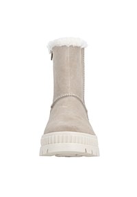 Beige Wildleder-Stiefeletten mit einem weißen Fellkragen, strukturierten Nähten und einer klobigen weißen Sohle. Entworfen für Wärme und Komfort.