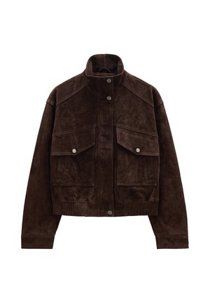 Brązowa skórzana kurtka z wysokim kołnierzem, dwiema przednimi kieszeniami, zapięciami na zatrzaski i skróconym fasonem. Miękka tekstura o gładkim wykończeniu.