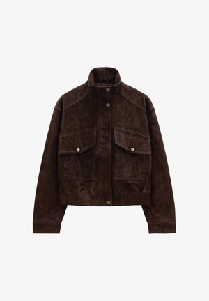 Brązowa skórzana kurtka z wysokim kołnierzem, dwiema przednimi kieszeniami, zapięciami na zatrzaski i skróconym fasonem. Miękka tekstura o gładkim wykończeniu.