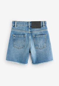 Denim šorti ar gaiši zilu mazgājumu, plandošu apakšmalu, divām aizmugurējām kabatām un melnu jostu ar tekstu.