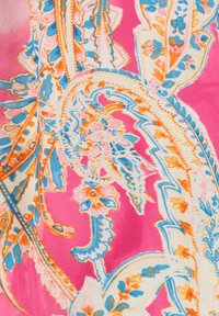 Tessuto a fantasia floreale con tonalità di rosa, blu e arancione. Presenta disegni ondulati e contorni a contrasto su un materiale morbido.